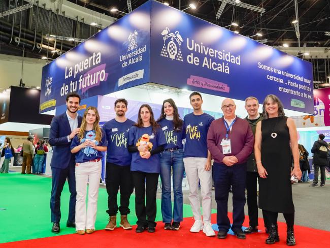 El alcalde, Alejandro Navarro, y el concejal de Educación, Bienestar e Inmigración, Rubén Martínez, Eva Senra Díaz, vicerrectora de Estudiantes, Emprendimiento y Empleabilidad y José Luis Copa, delegado del Rector para Comunicación, en el stand de la Universidad de Alcalá (UAH) 