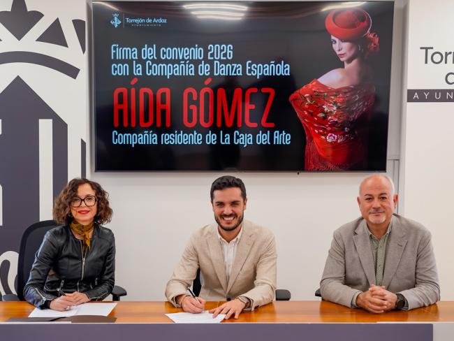 El alcalde de Torrejón de Ardoz, Alejandro Navarro Prieto, y el concejal de Cultura, José Antonio Moreno, con la directora la compañía de danza, Aída Gómez, en la firma del convenio