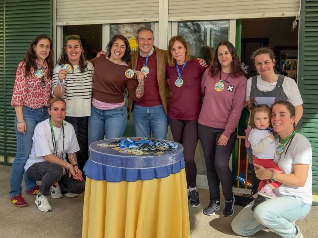 El concejal de Educación, Bienestar e Inmigración, Ruben Martínez, y la edil de Deportes y Turismo, Miriam Gutiérrez con la organización de la carrera solidaria