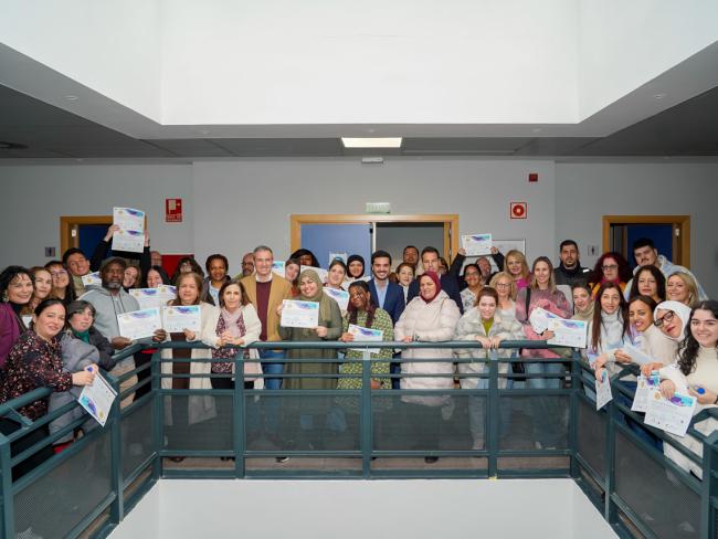 El alcalde, Alejandro Navarro Prieto, y el concejal de Bienestar, Educación e Inmigración, Rubén Martínez, con los alumnos de los cursos que han recibido su diploma