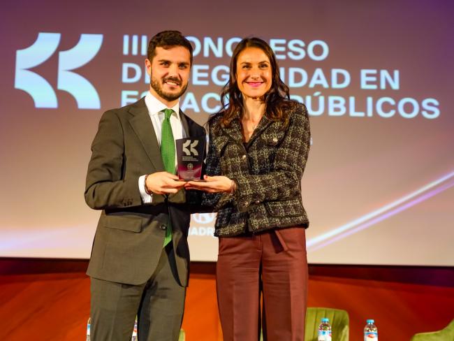 El alcalde de Torrejón recibiendo el premio concedido por el III Congreso de Seguridad en Espacios Públicos