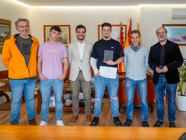 El alcalde, Alejandro Navarro Prieto, con los alumnos torrejoneros, Carlos López Gamero y Manolo García Parra; los profesores del IES León Felipe, Juan Alberto García y Jaime Calero, y el secretario IES León Felipe, José Ramón Areces