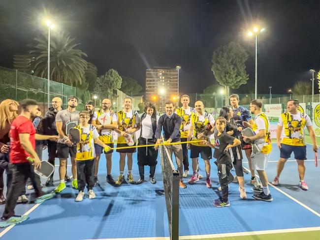 El alcalde, Alejandro Navarro, y la concejala de Deportes y Turismo, Miriam Gutiérrez, en las nuevas pistas de pickleball del CD Parque Cataluña