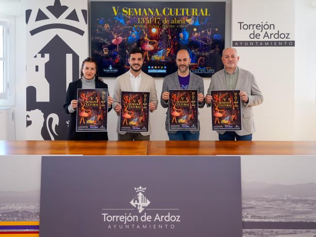 El alcalde, Alejandro Navarro Prieto, y el concejal de Cultura, José Antonio Moreno, presentando la iniciativa junto a la jefa de estudios de danza y teatro, Paola Torregosa y el jefe de estudios de música, Pablo Castellanos 