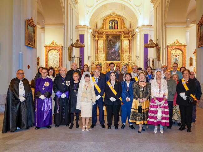 El alcalde, Alejandro Navarro Prieto, y la concejala de Igualdad y Festejos, María Eugenia Gil, en la Iglesia San Juan Evangelista junto al presidente de la Hermandad de la Vera Cruz y Nuestra Señora de la Soledad Coronada, Sergio Navarro Muñoz, la presidenta de la Real e Ilustre Hermandad de Nuestra Señora del Rosario Coronada, Cristina Vidales Ramos, y numerosos hermanos de ambas entidades