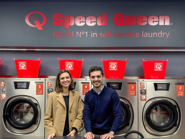 El alcalde, Alejandro Navarro, visitando Speed Queen, junto a su propietaria, Mercedes de Gracia