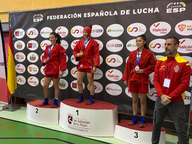 Carolina Caro, en lo más alto del podio, con la medalla de oro en categoría cadete -50 kilos