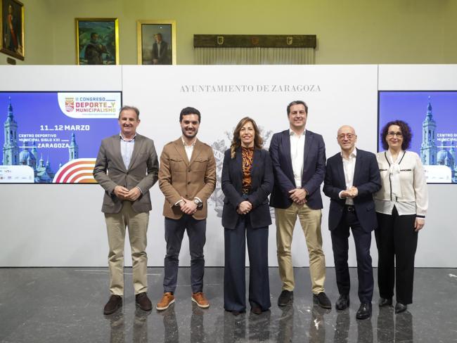 El presidente de la Comisión de Deportes de la FEMP y alcalde de Torrejón de Ardoz, Alejandro Navarro Prieto, junto a la alcaldesa de Zaragoza, Natalia Chueca y otros representantes institucionales y profesionales, presentando el II Congreso Nacional de Deporte y Municipalismo 