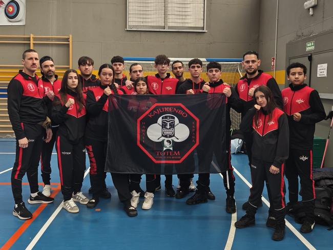 Equipo de kajukenbo de la Escuela Totem que participó en “La Batalla de Toledo”, con su entrenador, Fermín de José Bernabé, a la izquierda de la imagen