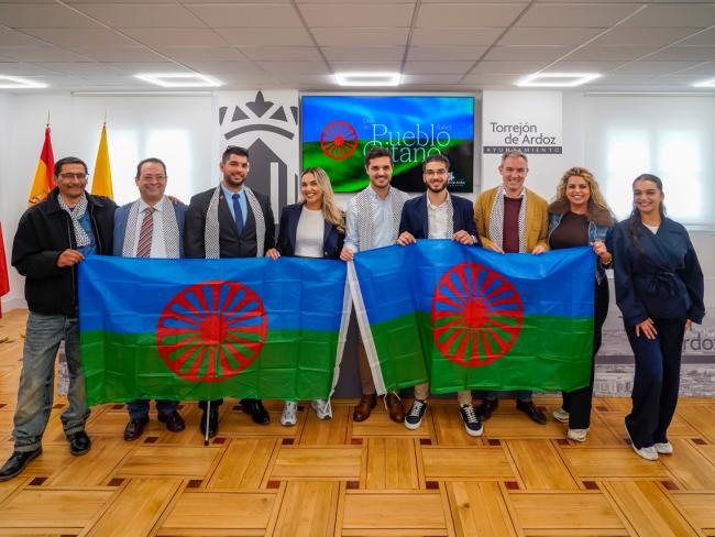  El alcalde, Alejandro Navarro con los representantes de la Asociación Progreso Gitano, Javier, David y Rafael García y de la Asociación Romaní por la Educación, Inclusión y Desarrollo (REID) en Torrejón de Ardoz, Ezequiel Silva, Dolores, Sonia y Melani Fernández, posando con la bandera del pueblo gitano