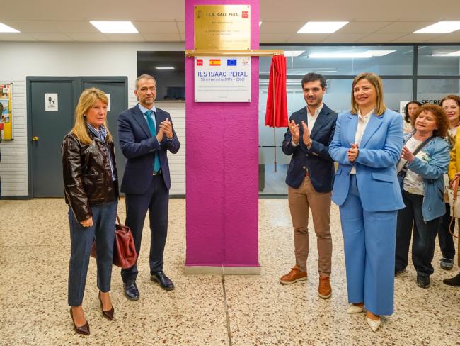 El alcalde, Alejandro Navarro Prieto; el director del Área Territorial Madrid-Este, Marcos Rafael Moreno Sánchez; y la directora del Isaac Peral, Celia González Díaz con la placa conmemorativa en honor a estos 50 años de vida formando a generaciones de torrejoneros