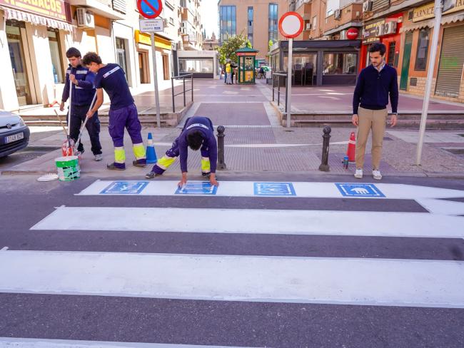 El alcalde, Alejandro Navarro Prieto, está supervisando esta nueva inversión que mejora el estado de los centros educativos de la ciudad