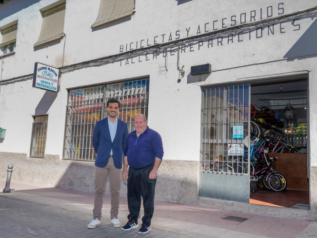 El alcalde, Alejandro Navarro Prieto, con Pedro Martin-Loeches "Pichin", a la puerta de su establecimiento