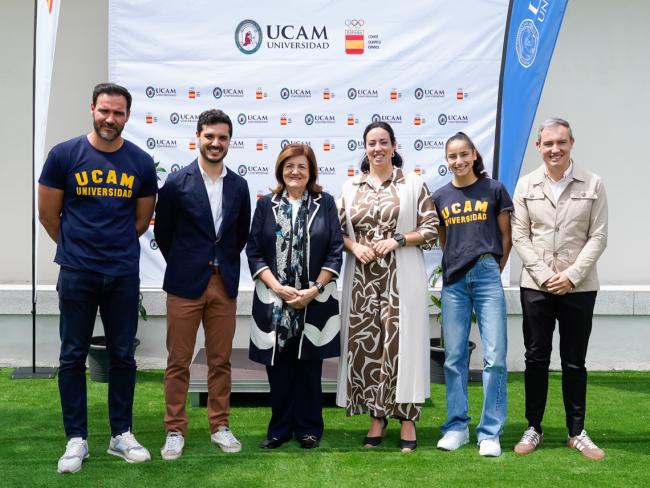 El alcalde, Alejandro Navarro Prieto, el concejal de Educación, Bienestar e Inmigración, Rubén Martínez, la presidenta de la UCAM, Maria Dolores García Masscarell y los deportistas olímpicos Saúl Craviotto, Adriana Cerezo