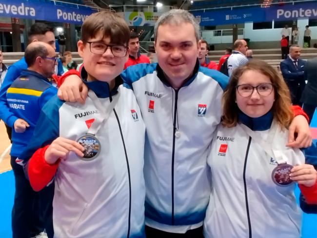Miguel León, Juan Carlos Vera y Cristina Nuero, parakaratecas del Club Karate Torrejón de Ardoz Tomás Herrero que estuvieron en el Campeonato de España