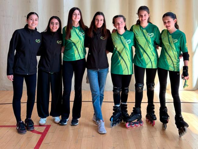 Laura Nava, entrenadora del club de patinaje Infinit Wheels Inline, en el centro de la imagen, junto a las patinadoras que estuvieron en el Campeonato de Madrid