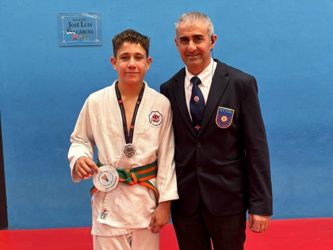 Marco García junto a Antonio Núñez, presidente del Club de Judo Corredor del Henares