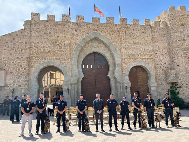 Componentes de la Unidad Canina de Torrejón de Ardoz con el concejal de Seguridad, Alberto Cantalejo