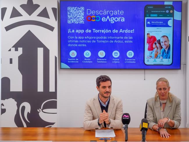 El alcalde, Alejandro Navarro Prieto, y la concejala de Sanidad, Digitalización y Transparencia, Carla Picazo, presentando la nueva plataforma digital