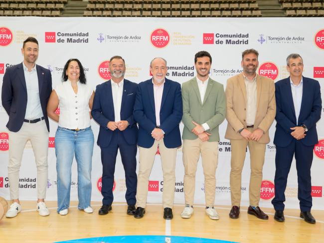 De izquierda a derecha: Paco Sedano, presidente del Comité Nacional de la RFEF, Miriam Gutiérrez, concejala de Deportes y Turismo de Torrejón de Ardoz, Manuel Jurado, alcalde de Daganzo, Paco Díez, presidente de la RFFM, Alejandro Navarro, alcalde de Torrejón de Ardoz, Roberto Lázaro, concejal de Deportes de Daganzo, y Roberto García, presidente del Comité de Fútbol Sala de la RFFM