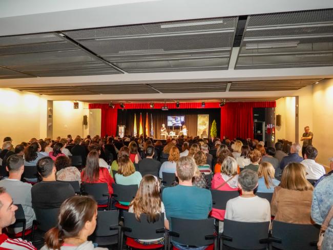 Un abarrotado salón de actos del Centro Cultural Las Fronteras acogió un brillante encuentro literario con Juan Gómez-Jurado