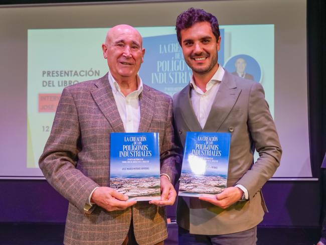 El alcalde, Alejandro Navarro, con José María Merino, en la presentación de su libro “La creación de los polígonos industriales”