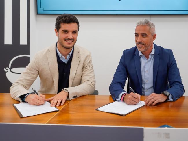 El alcalde, Alejandro Navarro, y el director territorial de CaixaBank, Miguel Ángel González, durante la firma del convenio con MicroBank para apoyar a autónomos y emprendedores