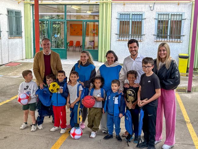 El alcalde, Alejandro Navarro Prieto, y el concejal de Bienestar, Educación e Inmigración, Rubén Martínez con algunos de los participantes