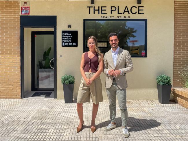 El alcalde, Alejandro Navarro Prieto, visitando The Place Beauty Studio, junto a su gerente, Belén Vargas