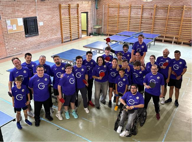 Jugadores y entrenadores del Club de Tenis de Mesa Torrejón de Ardoz junto al alcalde, Alejandro Navarro, y la concejala de Deportes y Turismo, Miriam Gutiérrez en el IES Palas Atenea