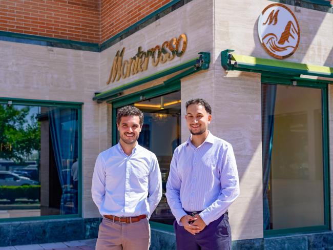 El alcalde, Alejandro Navarro Prieto, visitando Barberia Monterosso junto a su propietario, Antonio Lari Jordán