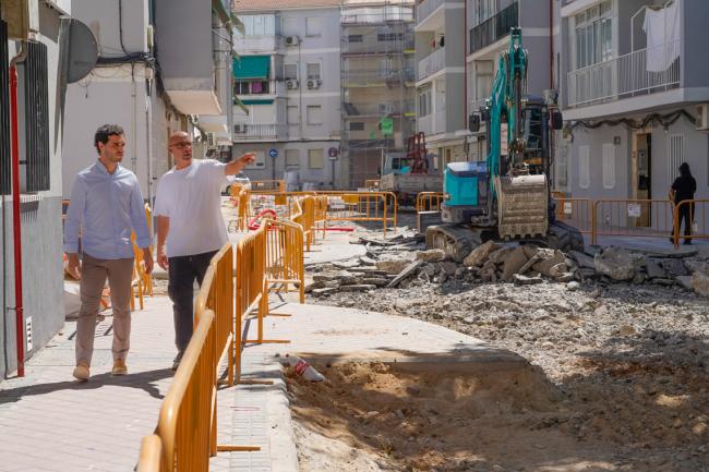 El alcalde de Torrejón de Ardoz, Alejandro Navarro Prieto, revisa un conjunto de 5 mejoras realizadas en diferentes barrios de la ciudad con el objetivo de mejorar el día a día de los vecinos