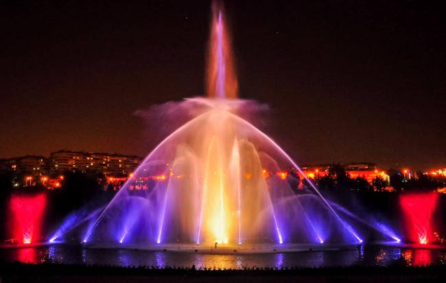 Espectáculo Fuente del Parque Europa: un show único de agua, luz y sonido en Torrejón de Ardoz todos los viernes, sábados y domingos hasta el 27 de septiembre