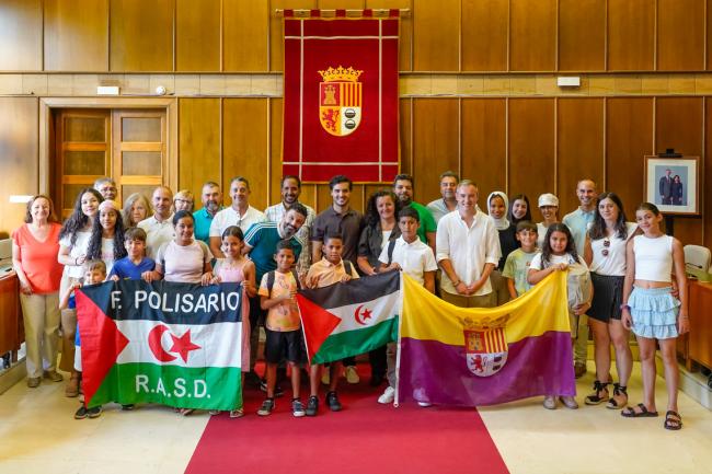 El Salón de Plenos del Ayuntamiento fue el lugar elegido para la recepción a los niños saharauis del programa “Vacaciones en Paz” y a las familias que les acogen