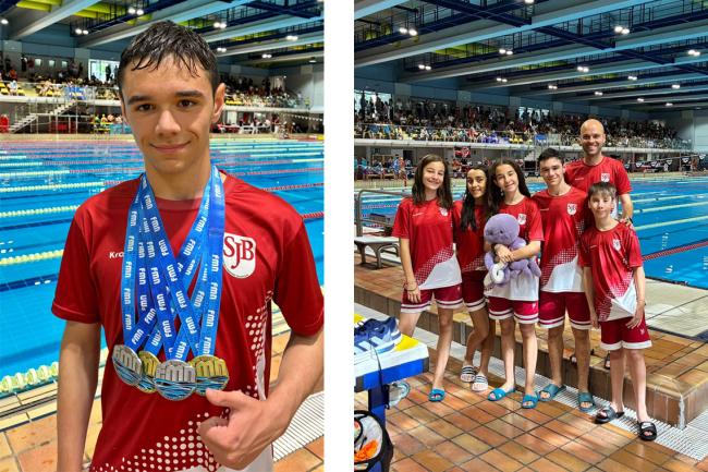 Samuel Fanegas, a la izquierda, con las cuatro medallas logradas en el Campeonato de Madrid, y a la derecha, los nadadores del Colegio San Juan Bosco que estuvieron en el torneo junto a su entrenador