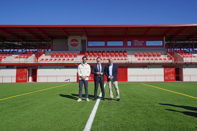 El alcalde, Alejandro Navarro Prieto, el consejero de Cultura, Turismo y Deporte, Mariano de Paco, y el presidente de la RFFM, Paco Díez, esta mañana en la nueva Ciudad Deportiva de la Real Federación de Fútbol de Madrid