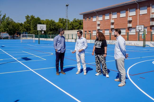 El alcalde, Alejandro Navarro Prieto, y el 1er teniente de alcalde y concejal de Urbanismo, Vivienda y Juventud, Víctor Miranda, con Félix Barrios Rabano, nuevo director del Miguel de Cervantes y Maria del Mar Diaz Juanino, anterior directora del centro en la pista deportiva del centro educativo