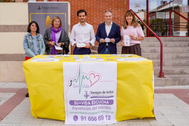 El alcalde, Alejandro Navarro Prieto, y el concejal de Bienestar, Educación e Inmigración, Rubén Martínez, visitando la mesa informativa junto a la psicóloga responsable del programa, Inmaculada Ruiz y personal técnico de la Concejalía de Bienestar