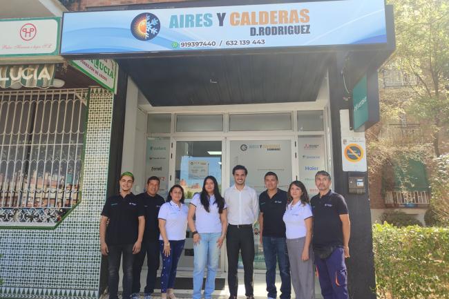 El alcalde, Alejandro Navarro Prieto, junto a sus gerentes, Dennis Geoffrey Rodriguez y Melissa Miñano Reyes, la encargada, Alejandra Rodríguez, y algunos de sus trabajadores 