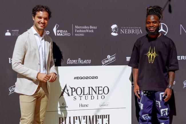 El alcalde, Alejandro Navarro Prieto, con Brandon Abeso, director creativo de la firma BIYEYEMETE