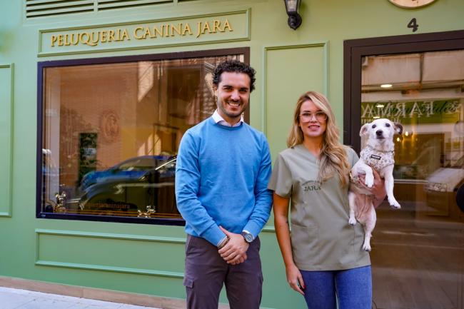 El alcalde, Alejandro Navarro Prieto, visitando Peluquería Canina Jara, junto a su gerente, Saray Blanco 