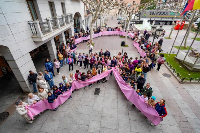 El lazo humano ha contado con la participación del alcalde, Alejandro Navarro, concejales de la corporación municipal, integrantes de la AECC, alumnos de colegios de la ciudad y vecinos a título individual