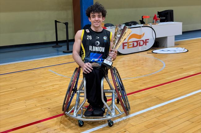 Samuel Pariente con el trofeo de campeón de la Supercopa de España